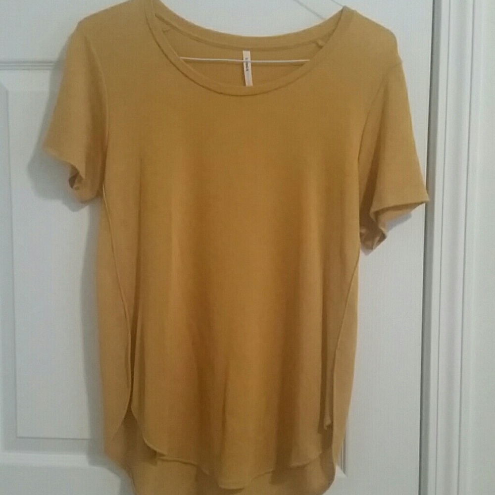 Super cute hi low gold blouse Sz Large